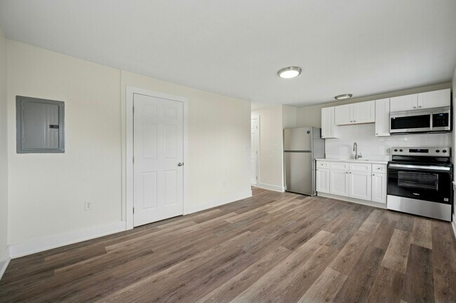 Building Photo - 109 W Queen Ln