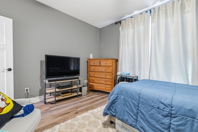 Building Photo - 3 Bedrooms Plus an Office & Sun room