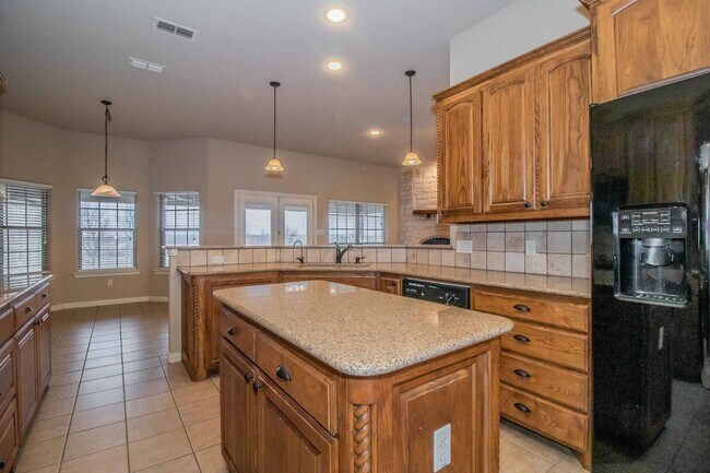 Building Photo - Beautiful Traditional Home on Over an Acre in Weatherford!