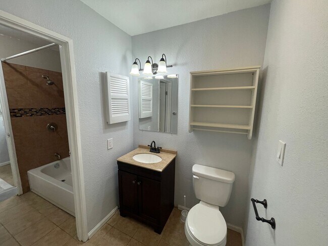 Building Photo - Spacious 2 Bed 1 Bath Condo in Hamden South!