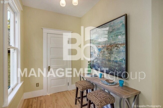 Building Photo - Johns Landing - Charming Home Near Downtown Portland. Large Gourmet Kitchen!