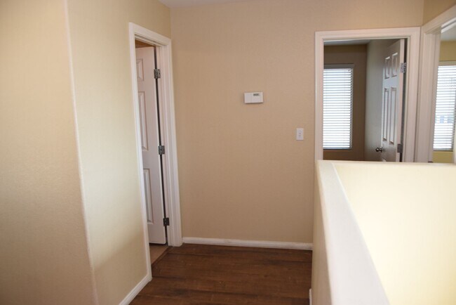 Building Photo - BEAUTIFUL 4 BEDROOM, 2.5 BATH SINGLE-FAMIL...