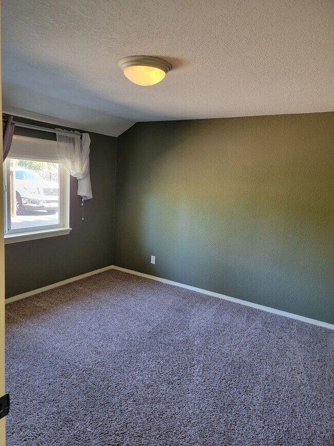 Building Photo - Charming 3 Bed, 1 Bath House with Fenced Yard, Bonus Room and Close to Willamette Park !