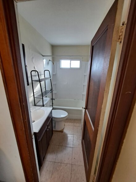 Building Photo - 619 W 16th St