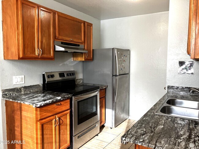 Primary Photo - 4121 E Moreland St