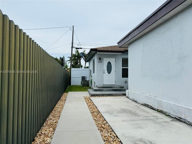 Building Photo - 1221 SW 76th Ct