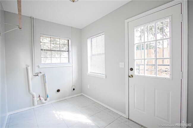 Building Photo - 15 Enfield Ave