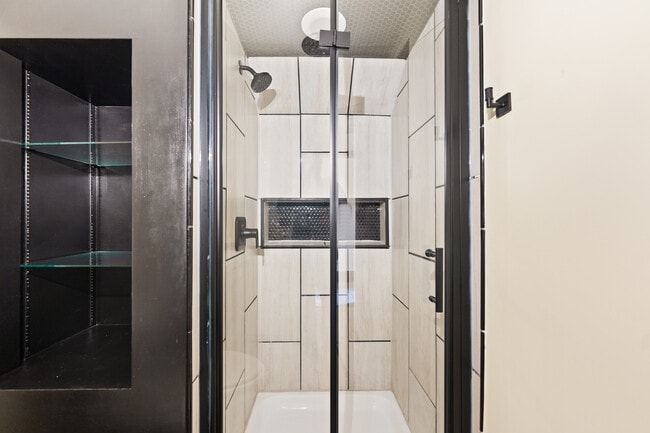 Building Photo - 113 Elm St