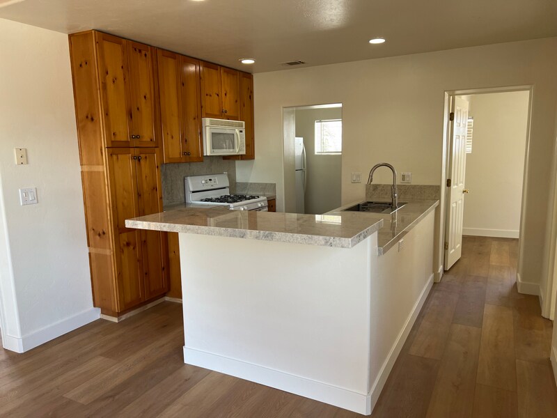Building Photo - 8472 Golden Ridge Rd