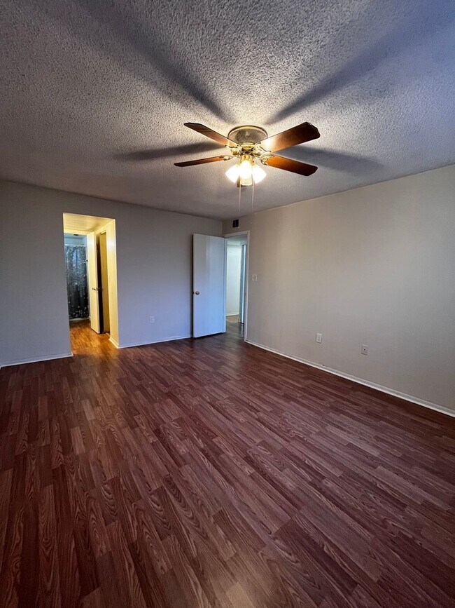 Building Photo - Hourglass District Condo - 2/2 with attached garage