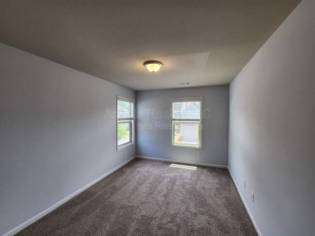 Building Photo - 5201 Pinnacle Walk