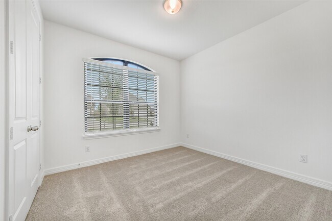 Building Photo - 4116 Silver Fls