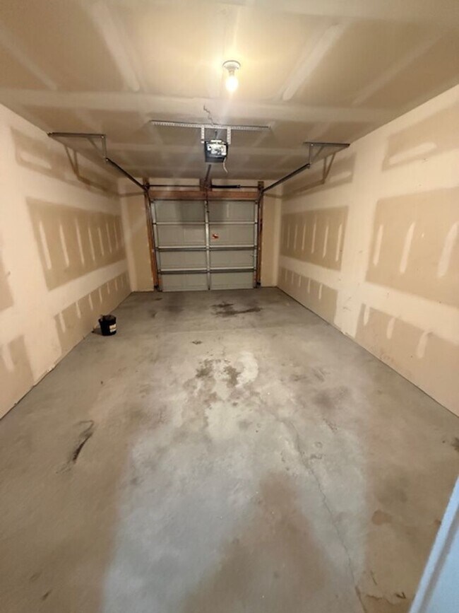 Building Photo - Luxury Townhomes