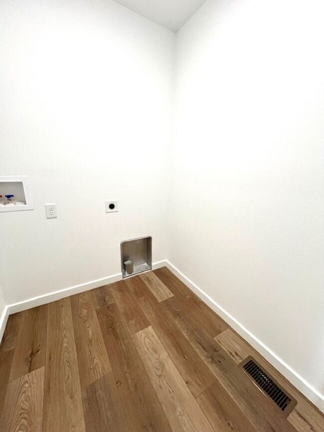 Building Photo - 478 Lennox; Willard - NEW Home - HOA - Community Pool - 4Bed 2Bath 3Car Garage