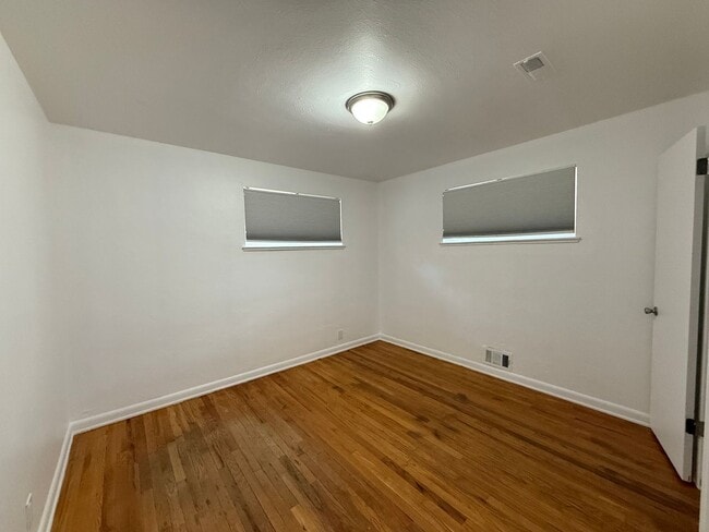Building Photo - Beautifully Updated Home near Federal & Al...