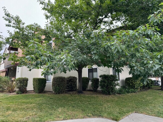 Building Photo - Adorable 2-bedroom 1 full bath and 1 car g...