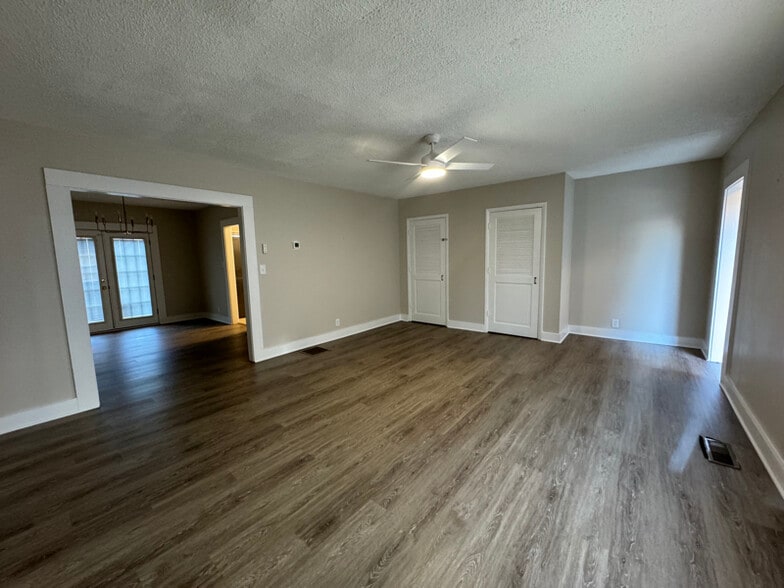 Building Photo - 160 Adams St