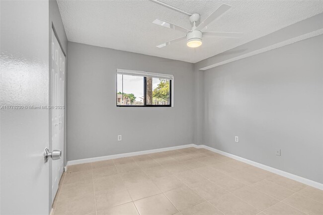 Building Photo - 351 Palm Way