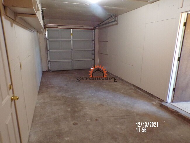 Building Photo - Cute 3 bedrooms 2 bath home 1 car garage