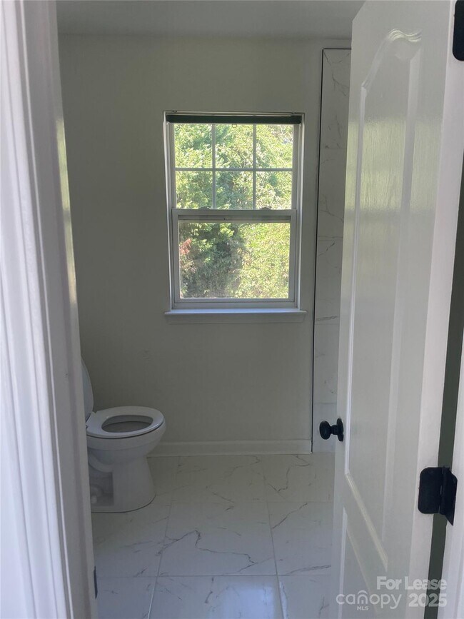 Building Photo - 242 Amir Cir