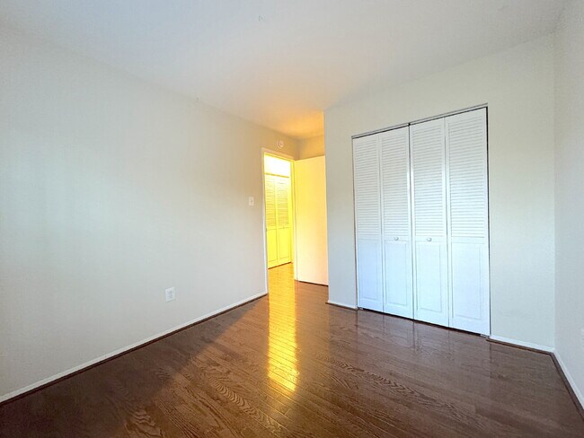 Building Photo - Charming Reston Townhome: Your Ideal Commuter's Haven