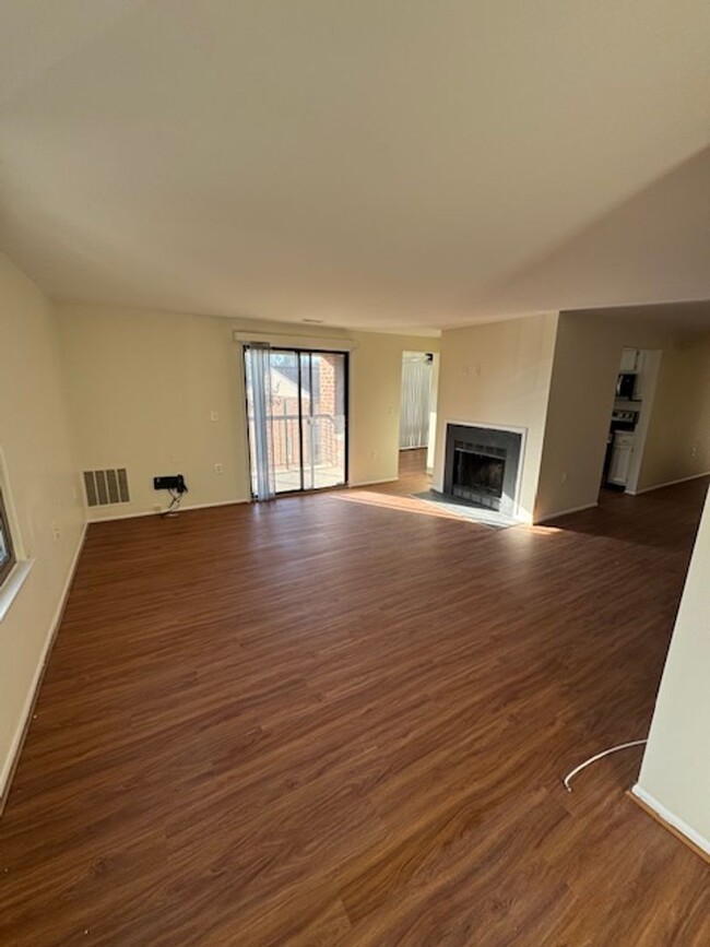 Building Photo - SPACIOUS CONDO IN FARMINGDALE