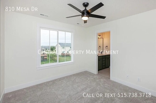 Building Photo - 810 SE Mesa Dr