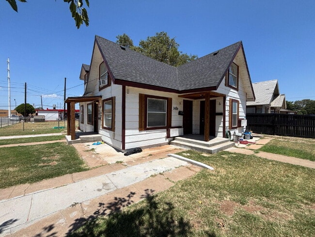 Building Photo - 1112 35th St