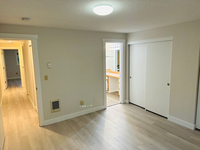 Building Photo - Charming Updated & Spacious Condo in a Pea...