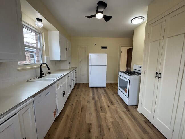 Building Photo - 234 E Pleasant St