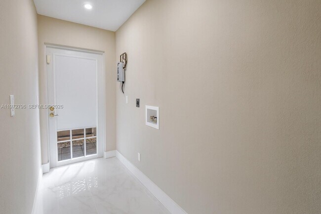 Building Photo - 1399 NE 38th St