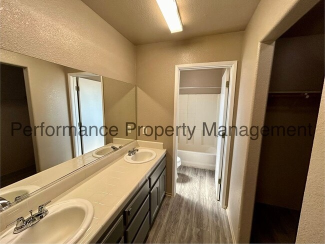 Building Photo - 3 Bed/2 Bath Home in Delano with Solar and...