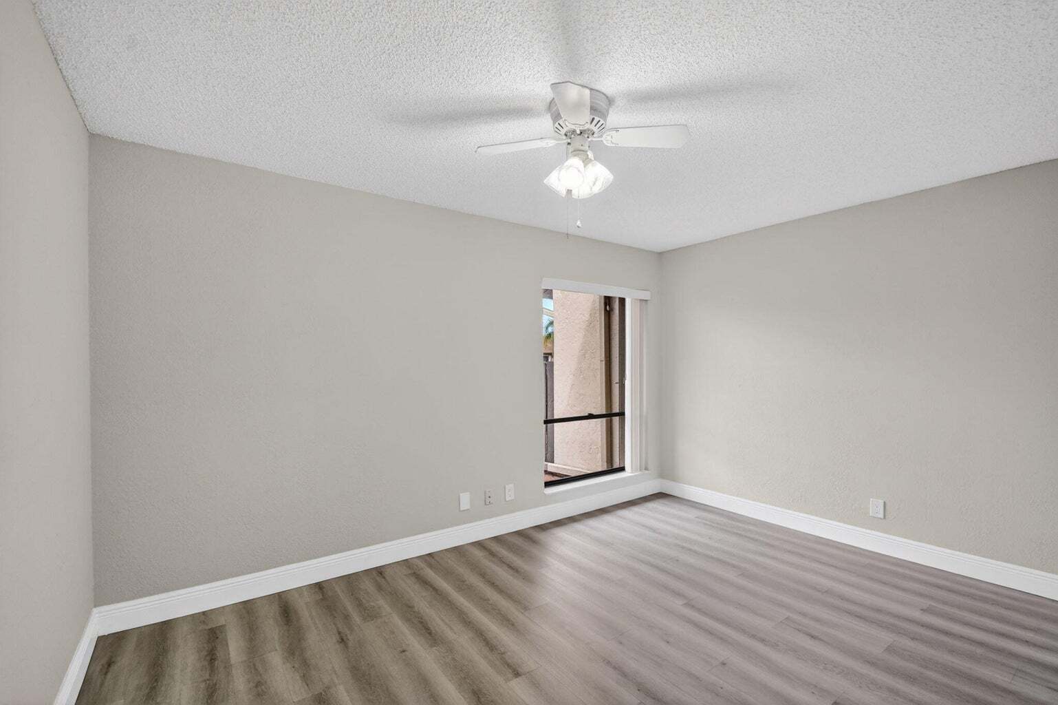 Building Photo - 704 Sunny Pine Way