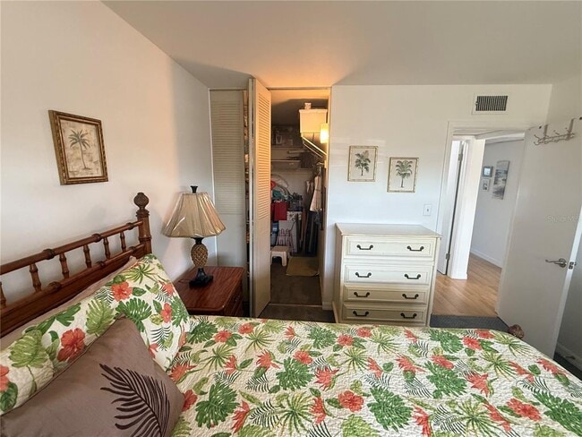 Building Photo - 205 Andover Pl N