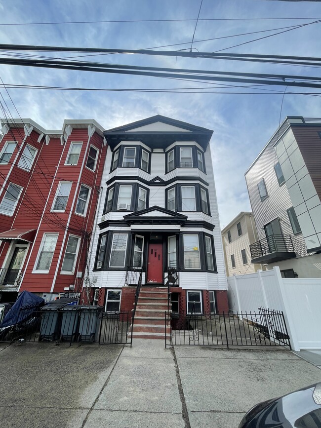 Primary Photo - 207 Bowers St