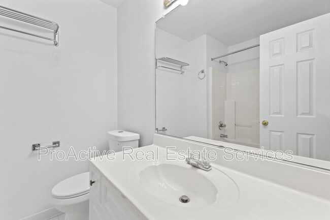 Building Photo - 9468 Bay Front Dr