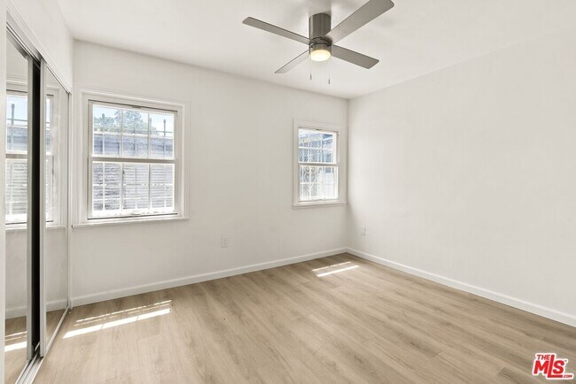 Building Photo - 820 W 98th St