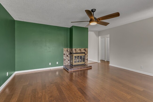 Building Photo - Brentwood/Crieve Hall end unit Condo -avai...