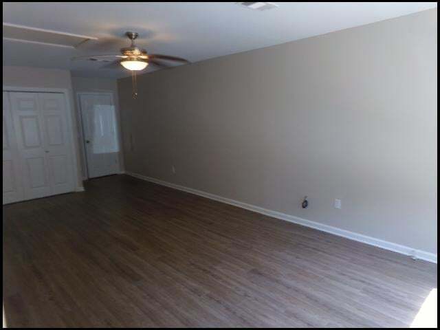 Building Photo - 525 S Oak St