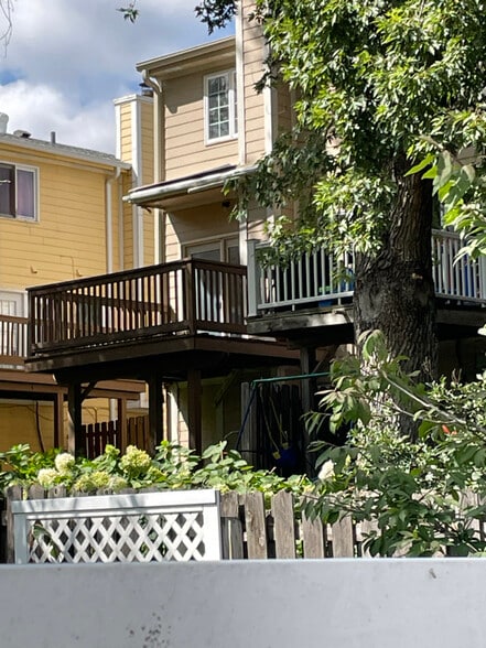 Building Photo - 3821 Davenport St