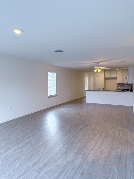 Building Photo - 1427 Laima Curv