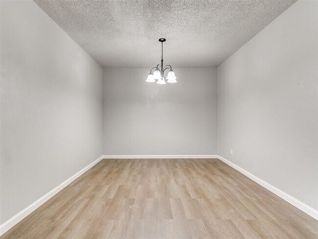 Building Photo - Super 4 Bed 1.5 Bath in the South Gate Addn in Moore, OK