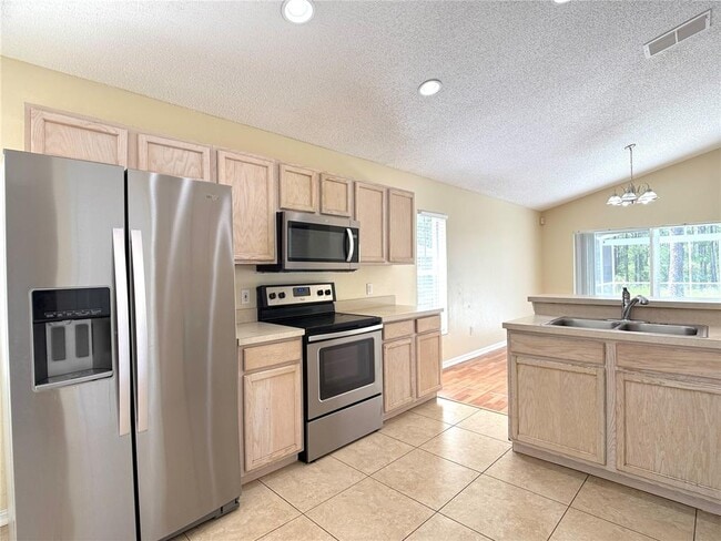 Building Photo - 526 Pine Cone Dr