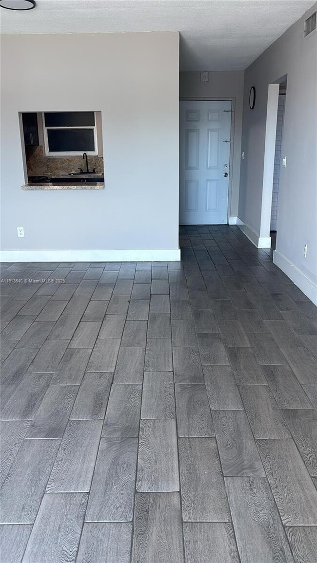 Building Photo - 13725 NE 6th Ave