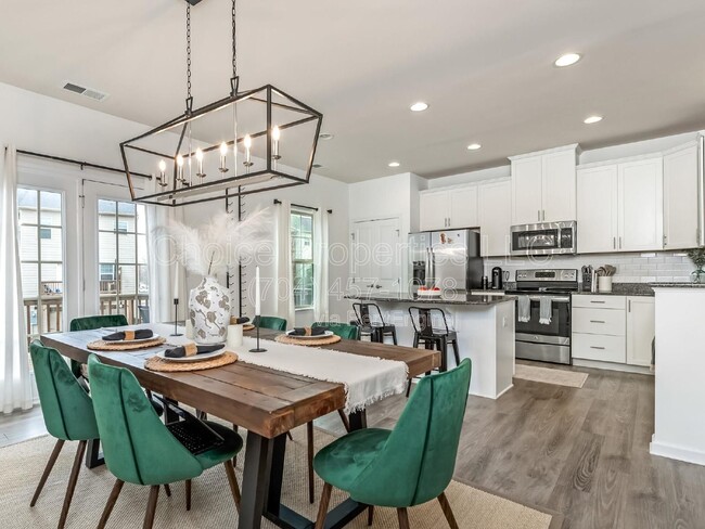 Building Photo - 4027 Zilker Park Dr