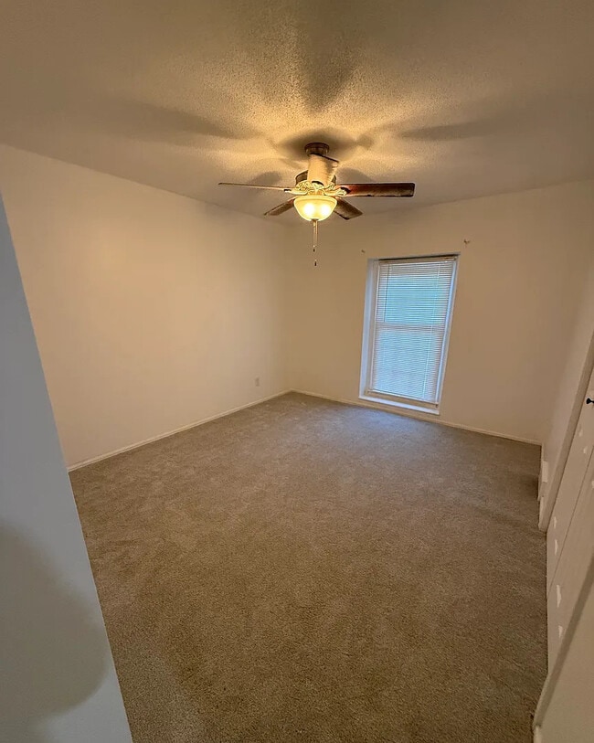 Building Photo - 520 S Meadowbrook Ln