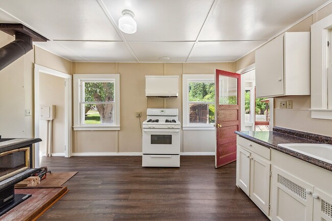 Building Photo - 750 Square Foot one  Bedroom cottage on pr...