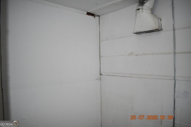 Building Photo - 1083 Nassau Pl