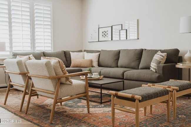 Building Photo - 8737 E Rose Ln