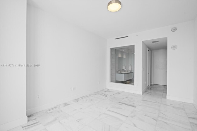 Building Photo - 700 NE 26th Terrace